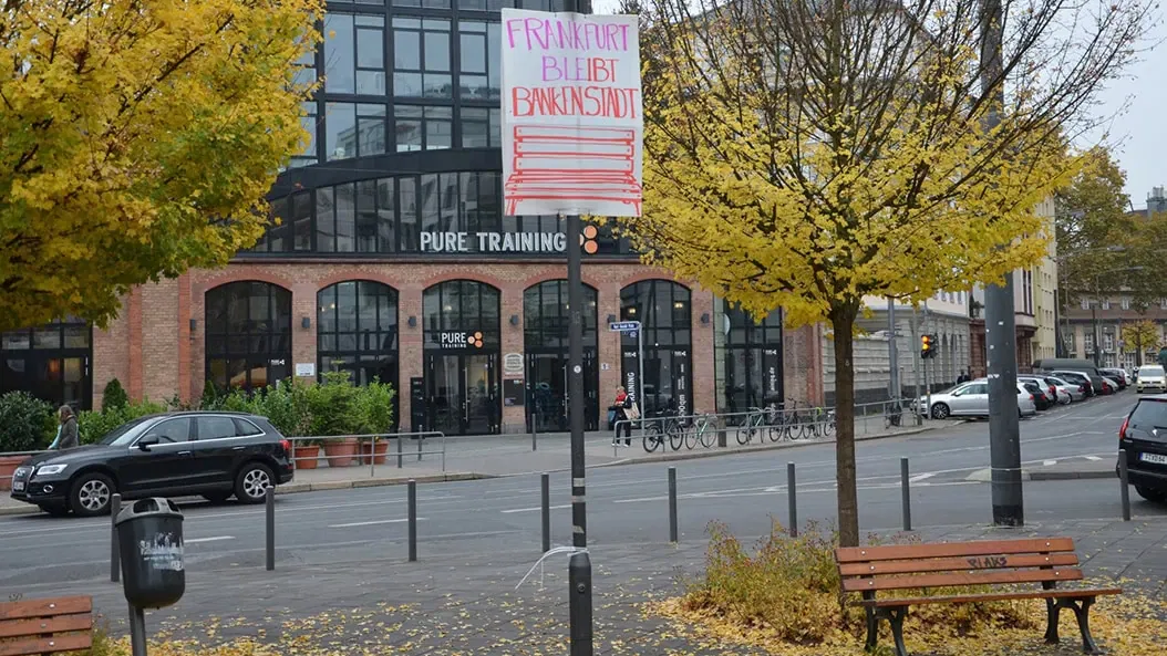 Frankfurt protestiert – die Bänke am Adlhochplatz sollen bleiben