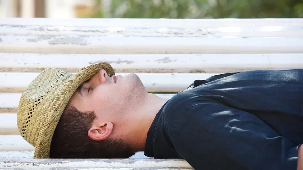 Keine Partys mehr – die Bänke am Adlhochplatz verschwinden